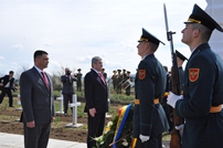 Miniştrii Apărării ai Republicii Moldova şi României au depus coroane de flori la Cimitirul eroilor români din Călăraşi