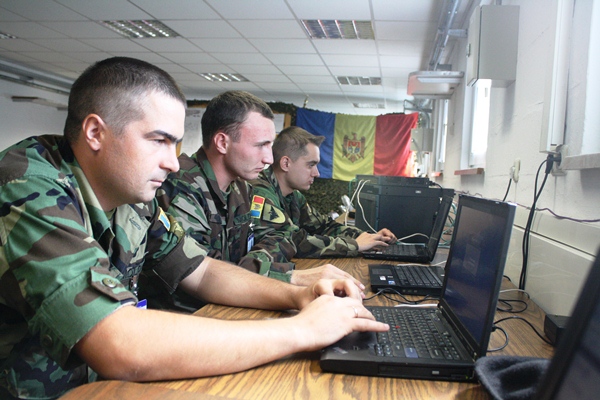 Două decenii de performanţă pentru transmisioniştii militari moldoveni 