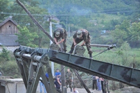 Militarii Armatei Naţionale acordă ajutor sinistraţilor din Opaci