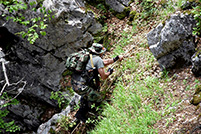 Militarii moldoveni din KFOR execută misiuni de patrulare în munţi