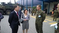 Ministrul Apărării participă la o expoziţie în domeniul industriei de apărare în Polonia