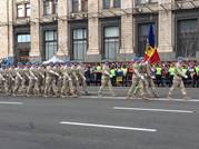 Pacificatorii Armatei Naţionale au defilat pe Bulevardul Khreshchatyk din Kiev