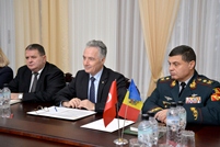 Cooperarea moldo-turcă în domeniul apărării, discutată de ministrul Gaiciuc şi ambasadorul Sökmensüer