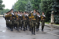 Militarii, participanţi la parada din 27 august, vor trece cu un nou pas de defilare