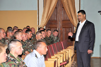 Defense Minister Meets with Company Commanders of National Army Units