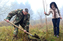 Militarii Armatei Naţionale participă la acţiunile de înverzire a plaiului