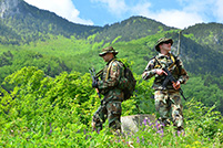 Militarii moldoveni din KFOR execută misiuni de patrulare în munţi