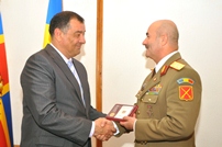 Oficial român decorat de Ministrul Apărării