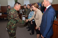 Absolvenţii Cursului de inspecție vizuală a munițiilor au primit diplome la Ministerul Apărării