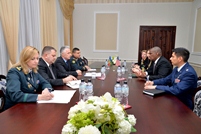 Cooperarea moldo-americană în domeniul apărării, în atenţia ministrului Victor Gaiciuc şi ambasadorului Dereck J. Hogan