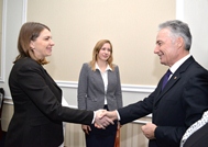 Ministrul Apărării, în dialog cu şefa Oficiului de Legătură NATO