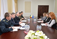 Ministrul Apărării, în dialog cu şefa Oficiului de Legătură NATO