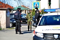 Militarii şi poliţiştii continuă să monitorizeze respectarea măsurilor  impuse de autorități în prevenirea COVID-19