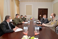 Trei ambasadori acreditați la Chișinău au fost decorați de ministrul Apărării Alexandru Pînzari cu medalia „Consolidarea frăţiei de arme”