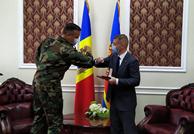 Trei ambasadori acreditați la Chișinău au fost decorați de ministrul Apărării Alexandru Pînzari cu medalia „Consolidarea frăţiei de arme”