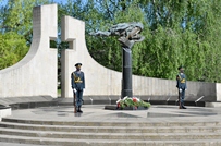 National Army Service Members Commemorate the Soldiers Who Died in World War II