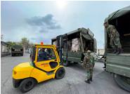 Militarii transportă ajutorul umanitar străin destinat refugiaților din Ucraina