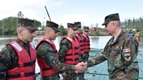 Geniștii Armatei Naționale împreună cu colegii din Armata României  amplasează podul de pontoane la Leova-Bumbăta