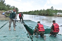 Geniștii Armatei Naționale împreună cu colegii din Armata României  amplasează podul de pontoane la Leova-Bumbăta